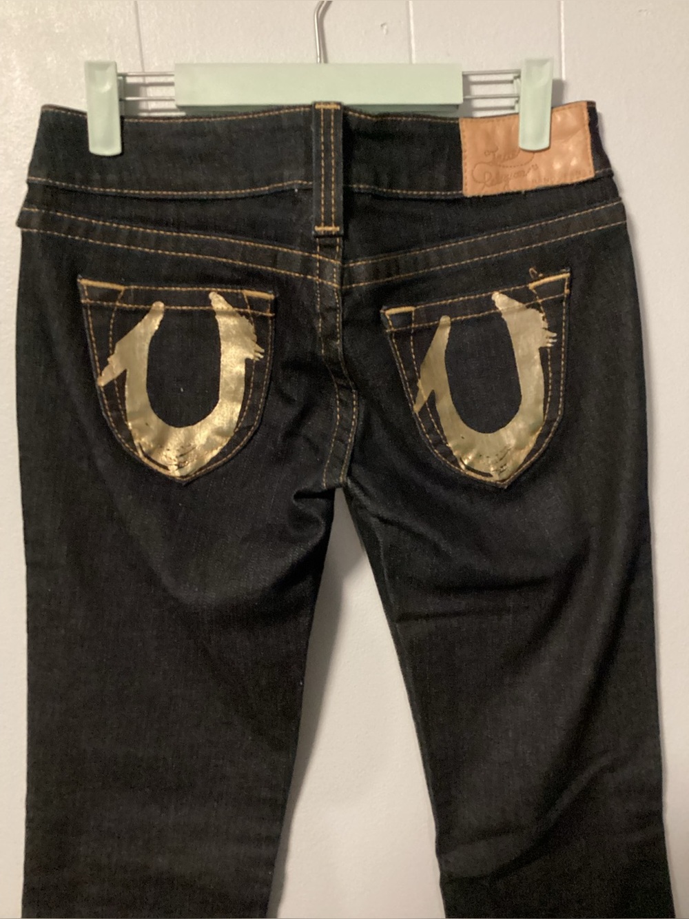 Like New Women’s True Religion Jeans Dark Wash Signature Symbol on Pockets